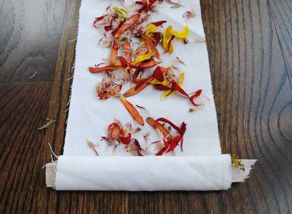 dye fabric with petals eco dyeing